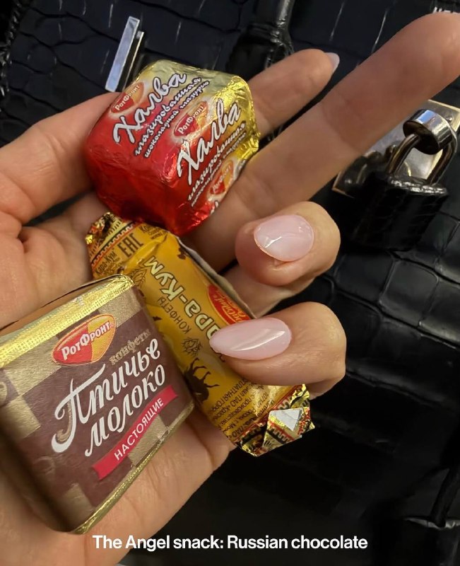 Ирина Шейк выбрала российские сладости за кулисами Victoria's Secret